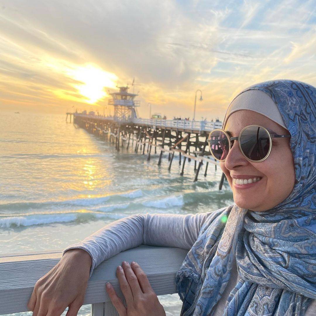 حنان ترك محط اهتمام الجمهور بصورة على شاطئ البحر