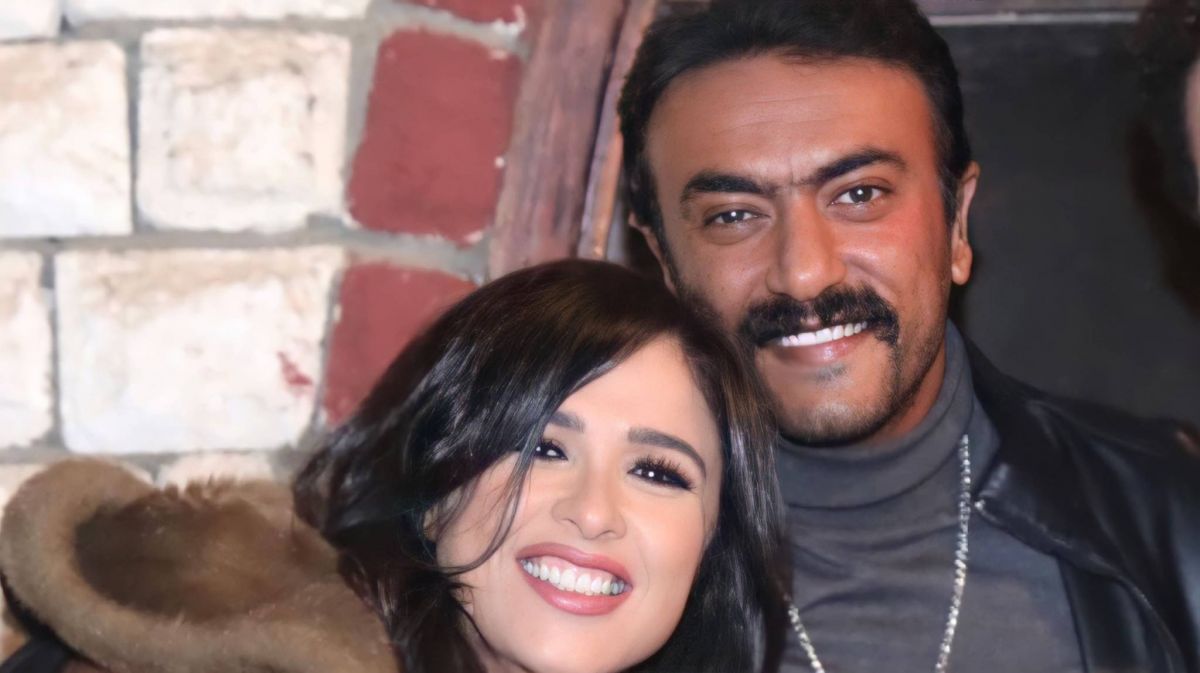 بالفيديو - برسالة صوتية أحمد العوضي يفاجئ ياسمين عبد العزيز في بداية أغنية 