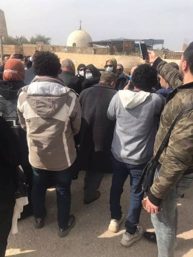 سهير المرشدي وحنان مطاوع لحظة دفن جثمان زينب منتصر