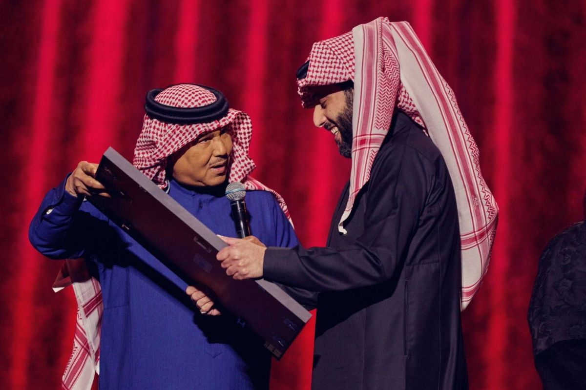 بالفيديو - محمد عبده وتركي آل الشيخ يتبادلان المفاجآت في 