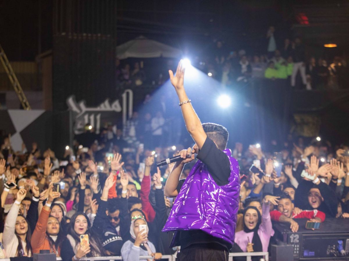 بالصور.. عنبة يشعل أجواء أولى حفلاته الغنائية في مسرح الزمالك