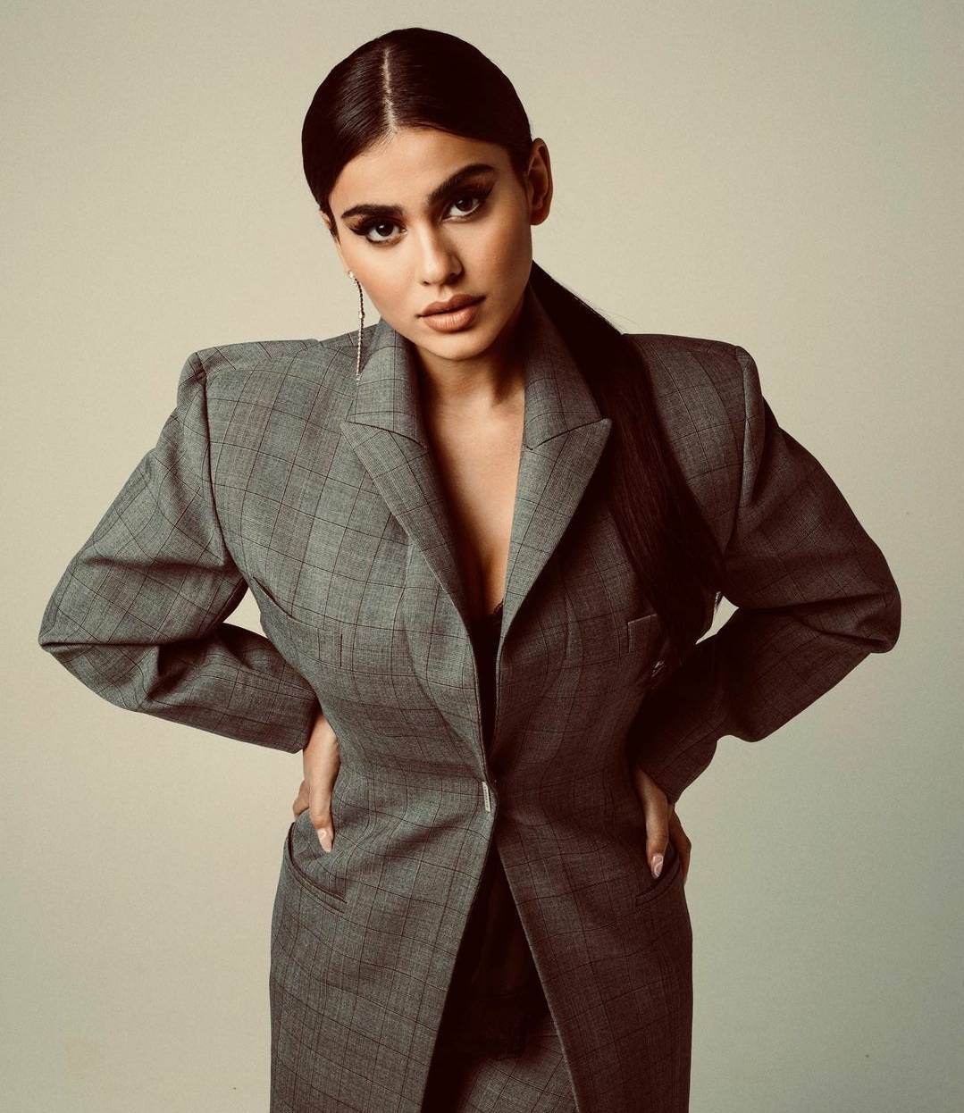 الفاشينيستا يومي تغضب من متابعة تنمّرت على شكلها