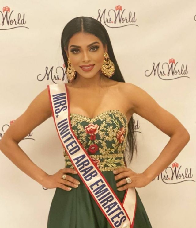 بالصور - ملكة جمال تمثّل الإمارات بفستان ذهبي غريب مستوحى من الصقور