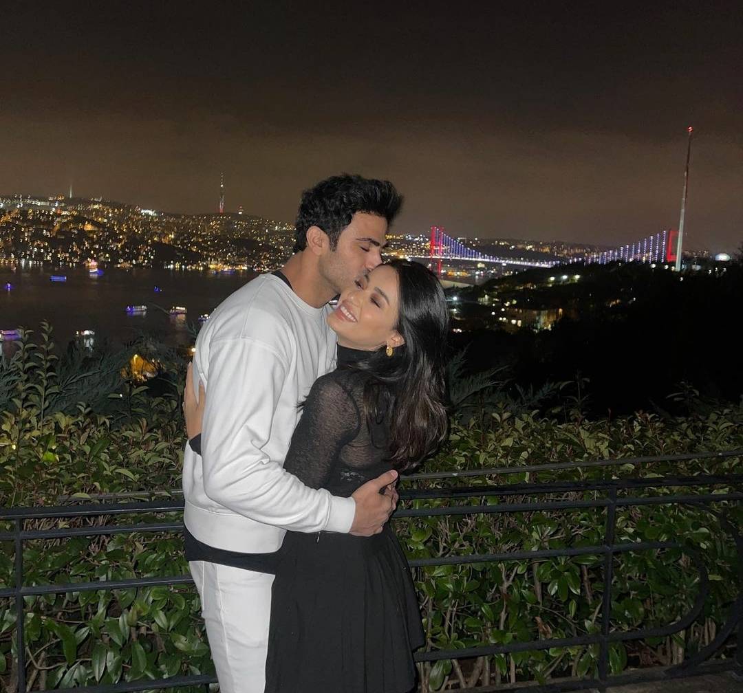 بالصور - رحمة رياض تحتفل برومانسية بيوم ميلاد خطيبها