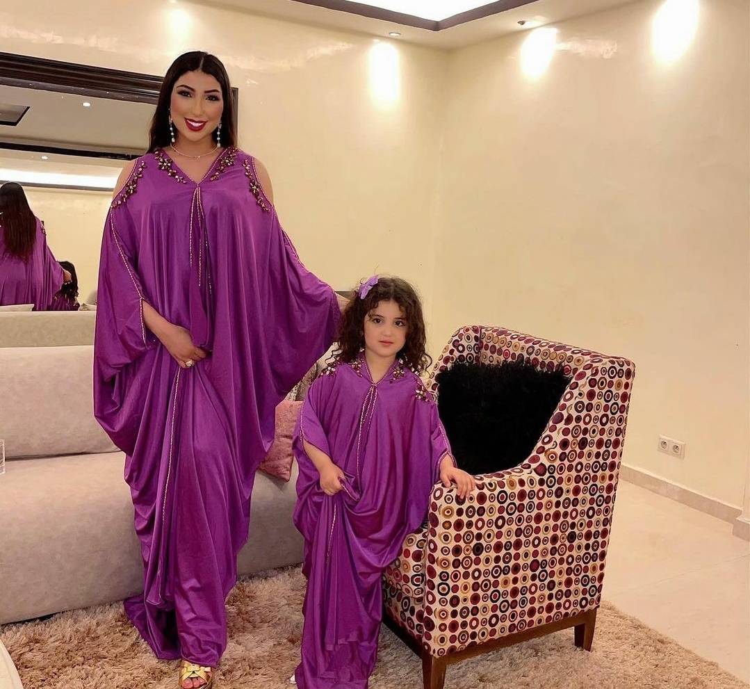 بالفيديو - ابنة دنيا بطمة تُحرجها خلال بث مباشر... شاهدوا ما حصل