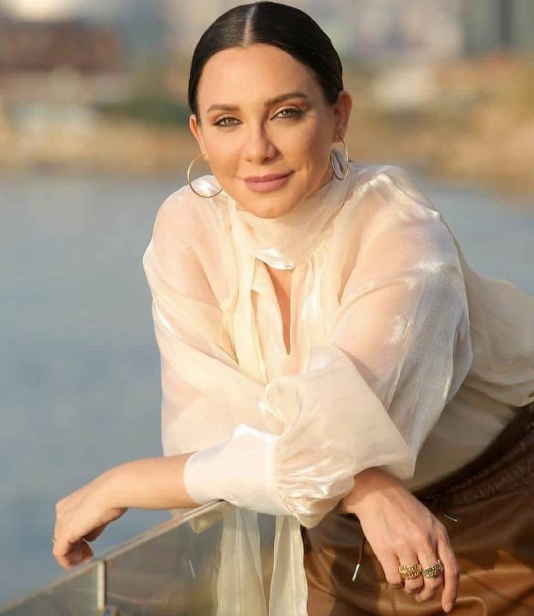 سلاف فواخرجي تُحدث ضجة بفيديو من كواليس 