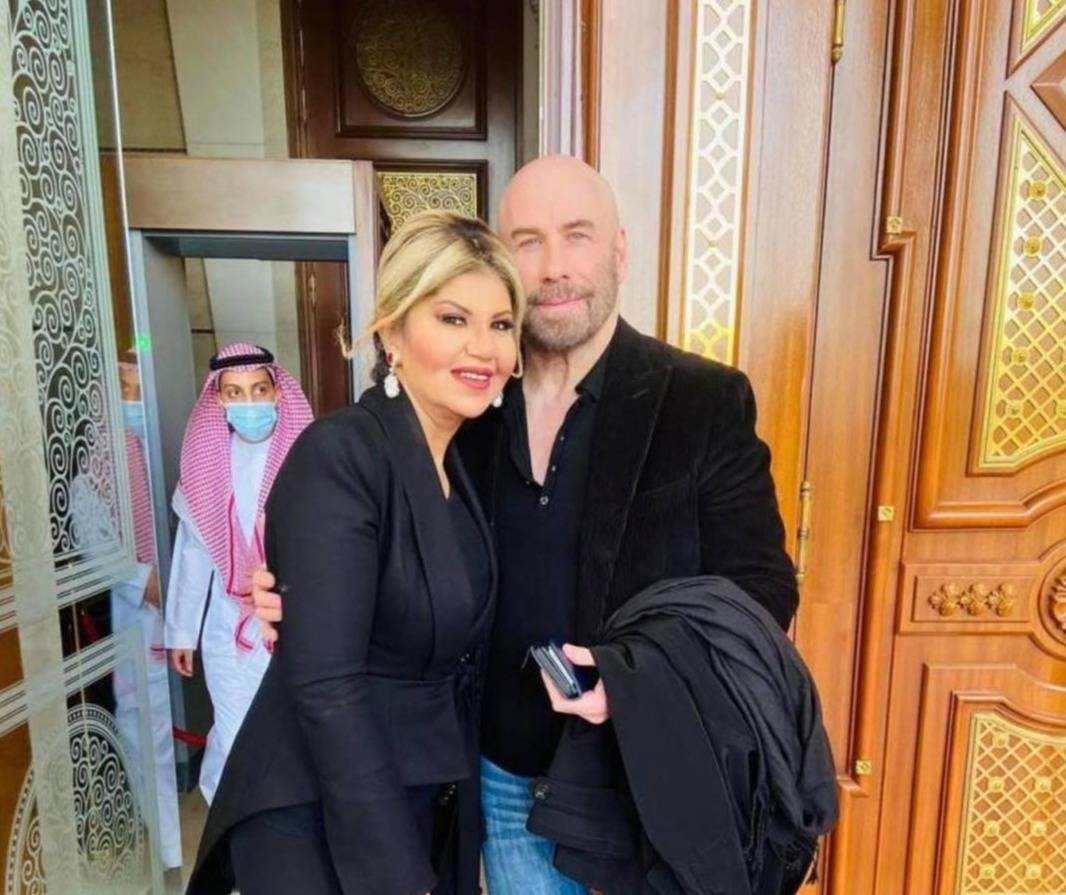 بوسي شلبي تسخر من انتقادات لقائها مع جون ترافولتا