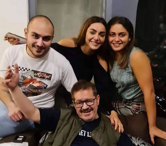 بالفيديو - مشاهد مؤثرة من جنازة الراحل بسام الملا... انهيار أسرته وحضور كثيف للنجوم