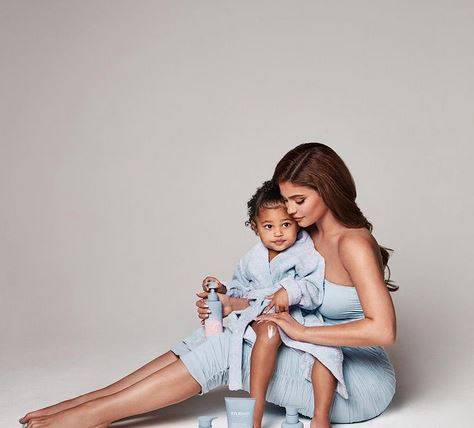 كايلي جينر تعلن عن استقبال مولودها الثاني بصورة