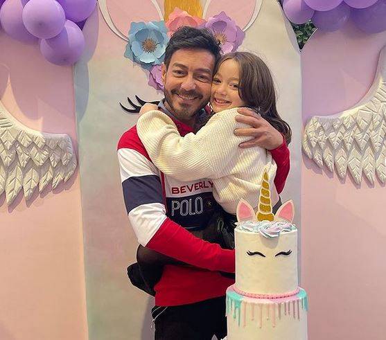 بالصور - هكذا إحتفل أحمد زاهر بميلاد ابنته الصغيرة منى