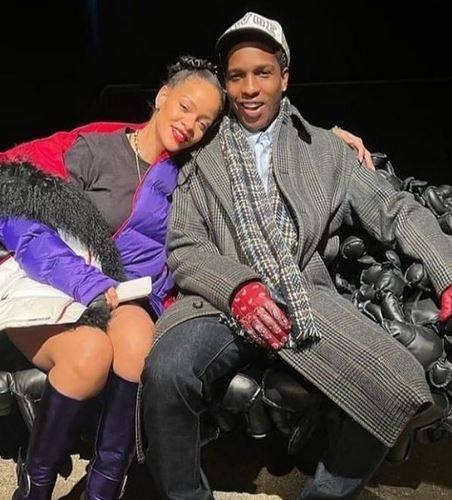 ريهانا تعلن عن حملها بطفلها الأول بصور خاصة مع حبيبها