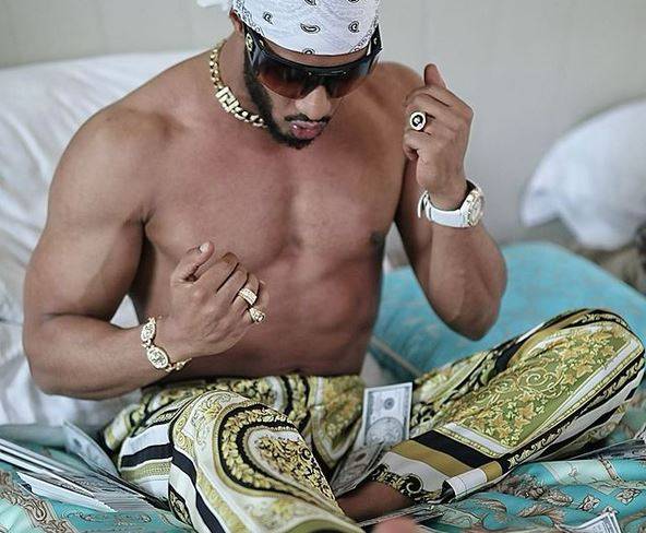 محمد رمضان يسخر من نجم قدير إنتقد فيديو رميه المال في حمام السباحة ثم يتراجع!