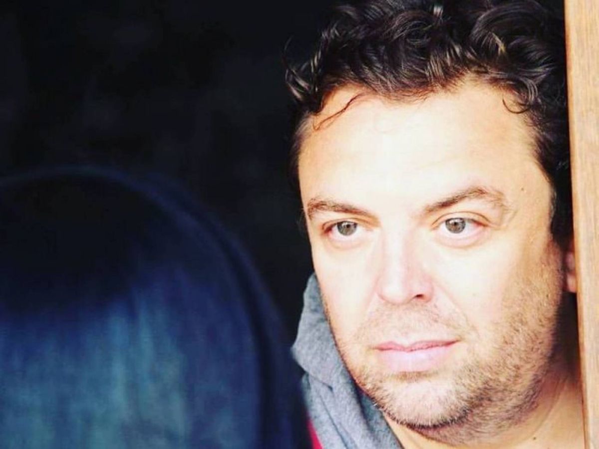 بالفيديو - إصابة المخرج جميل المغازي في رأسه... ما علاقة شمس الكويتية؟