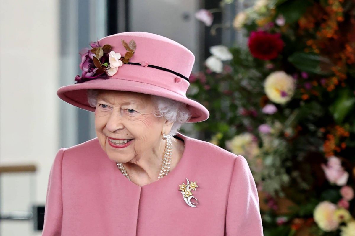 القلق يسيطر على الجميع بعد إصابة الملكة اليزابيث بكورونا