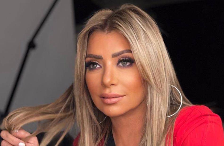 إصابة الإعلامية شافكي المنيري بكسر في ذراعها