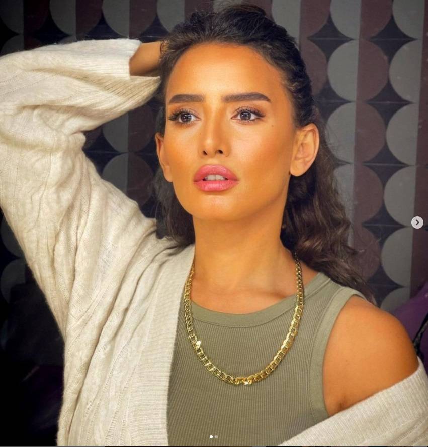 رسالة غريبة من زينة لشخص مجهول: 