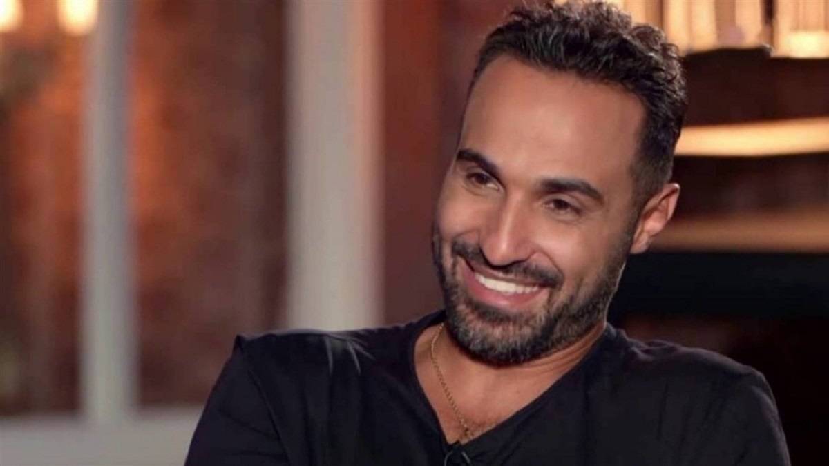 بالفيديو - أحمد فهمي يستعيم بسيارته الخاصة للترويج لعمله الجديد