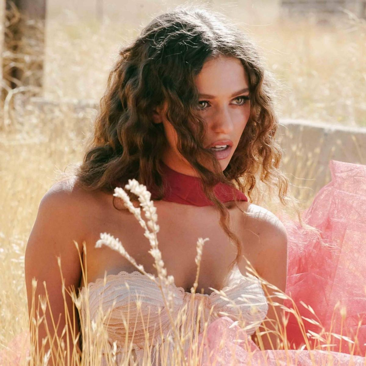 الفنّانة الفلسطينيّة- التشيليّة إليانا تُطلق ألبومها الغنائيّ القصير Elyanna II