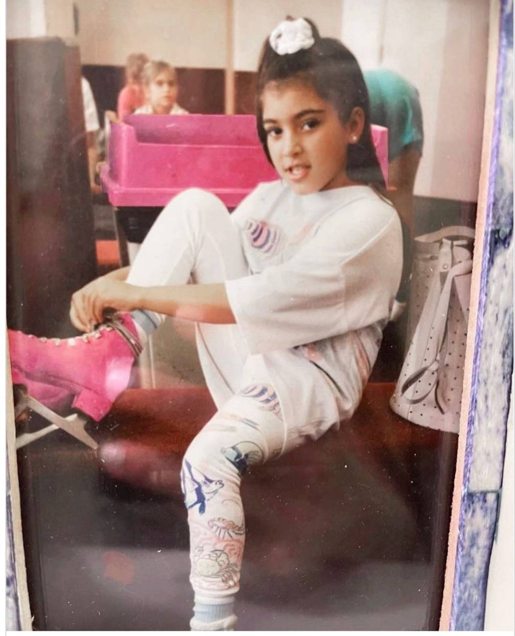 خمنوا من تكون هذه الطفلة الحسناء!؟