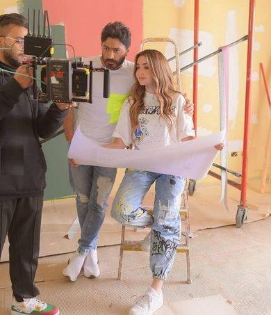 بالصور - تامر حسني يعيد اكتشاف هنا الزاهد بعمل جديد... إليكم التفاصيل