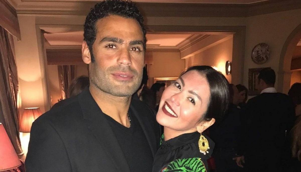 بالصور - لقاء الخميسي محط اهتمام الجمهور بطريقتها في دعم زوجها