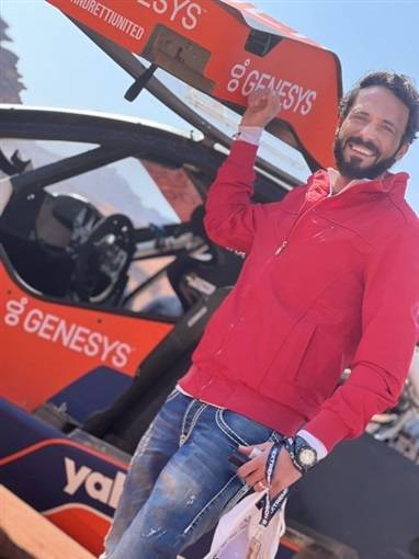 يوسف الشريف أمام سيارته