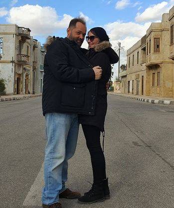 صورة طريفة - زوجة محمد محمود عبدالعزيز تحضر حفل زفافه!