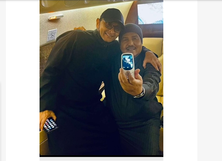 بالفيديو - محمد عبده يشتري هاتفاً جديداً بعد ضجة الجوال القديم