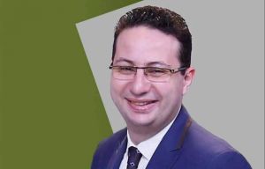 بعد القبض على "طبيب الكركمين"... فنانة كبيرة تتعرّض للانتقاد بعد دفاعها عنه