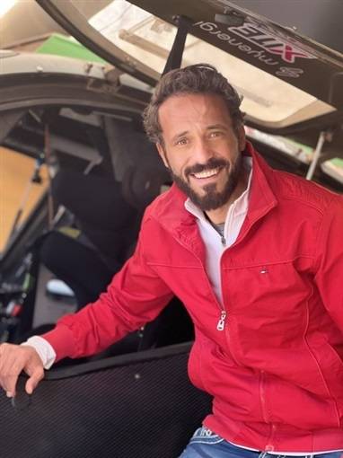 بالصور - يوسف الشريف يشارك في سباق السيارات 