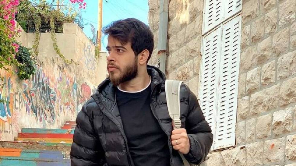 بالفيديو - أدهم نابلسي يرفع الآذان في صلاة الجمعة