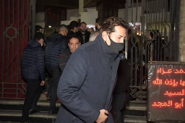 هاني رمزي يقدم العزاء في والدة عمرو مصطفى