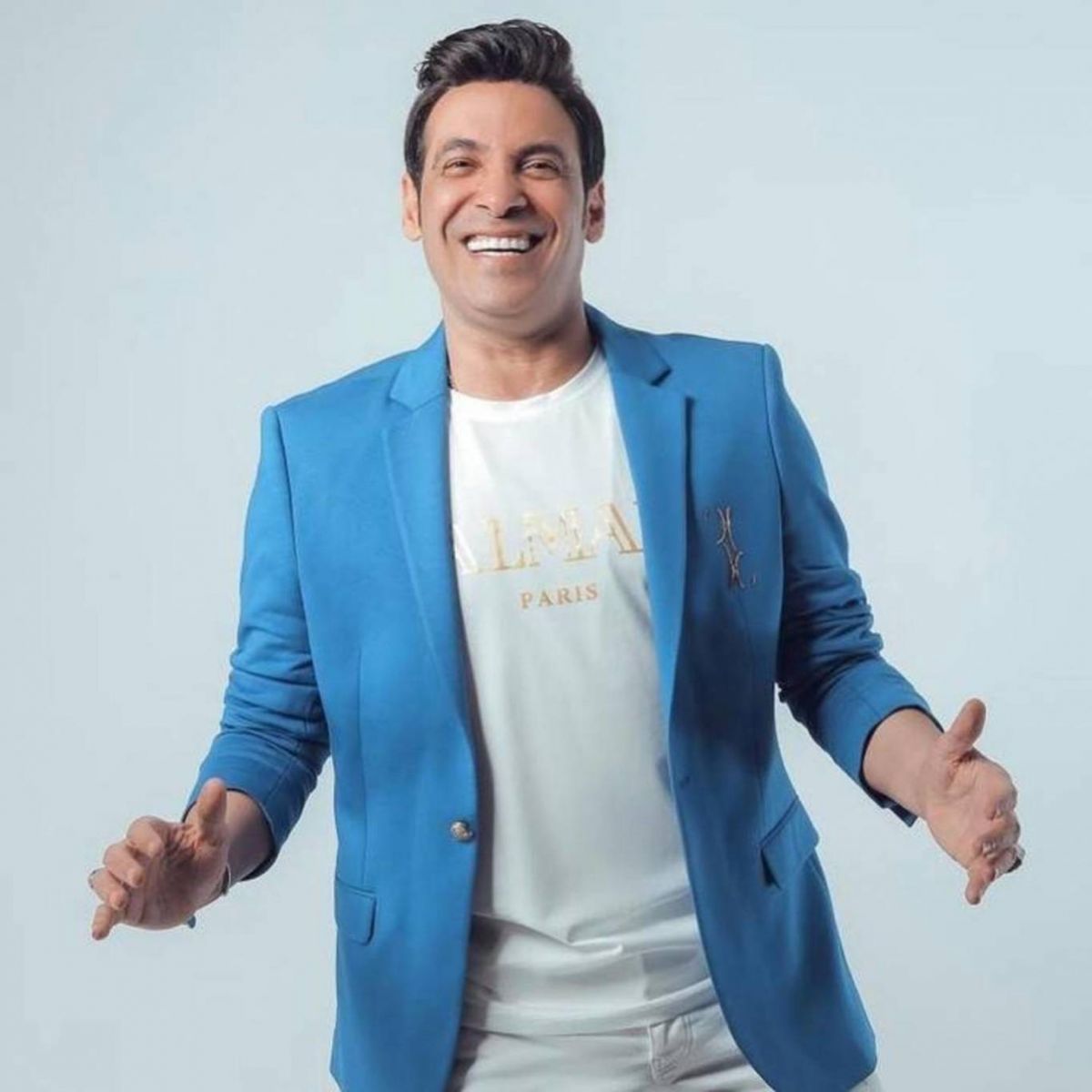 بالفيديو - سعد الصغير يثير الجدل برقصه مع عامل نظافة ويعلق: 