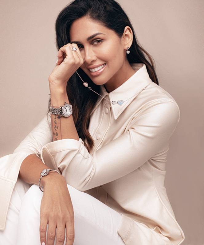 أقراط وسلسلة من مجموعة Happy Hearts وسوار من مجموعة Happy Hearts Flowers وساعة Happy Sport. الكلّ من شوبارد Chopard