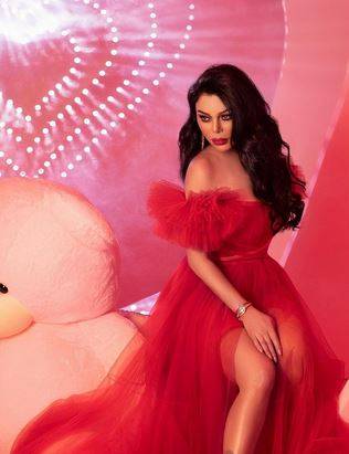 هيفاء وهبي تضج أنوثة بفستان أحمر... إليكم سعره