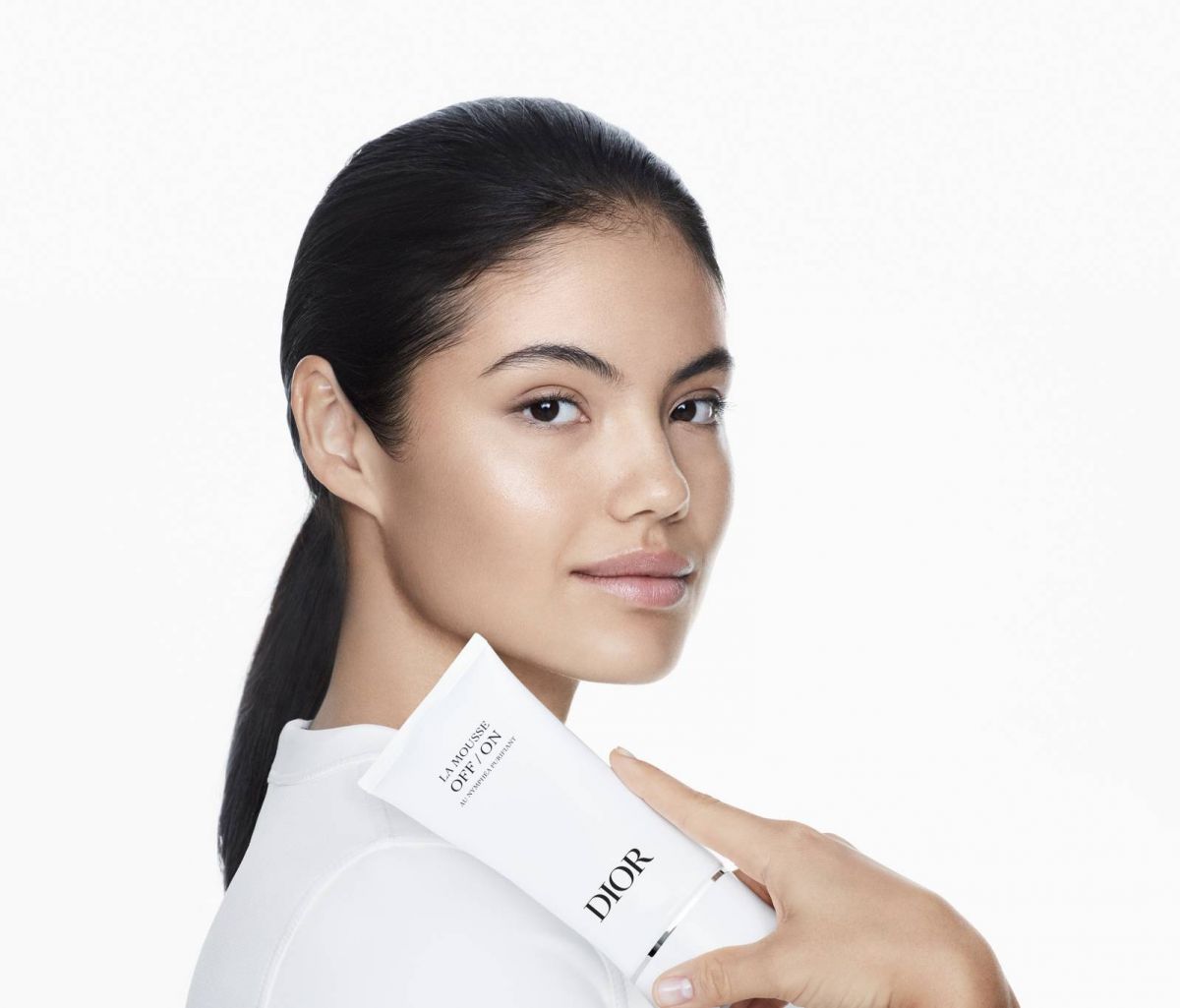 Emma Raducanu سفيرة Dior...الوجه الجديد لمجموعة مستحضرات إزالة المكياج بزنبق الماء المنقي