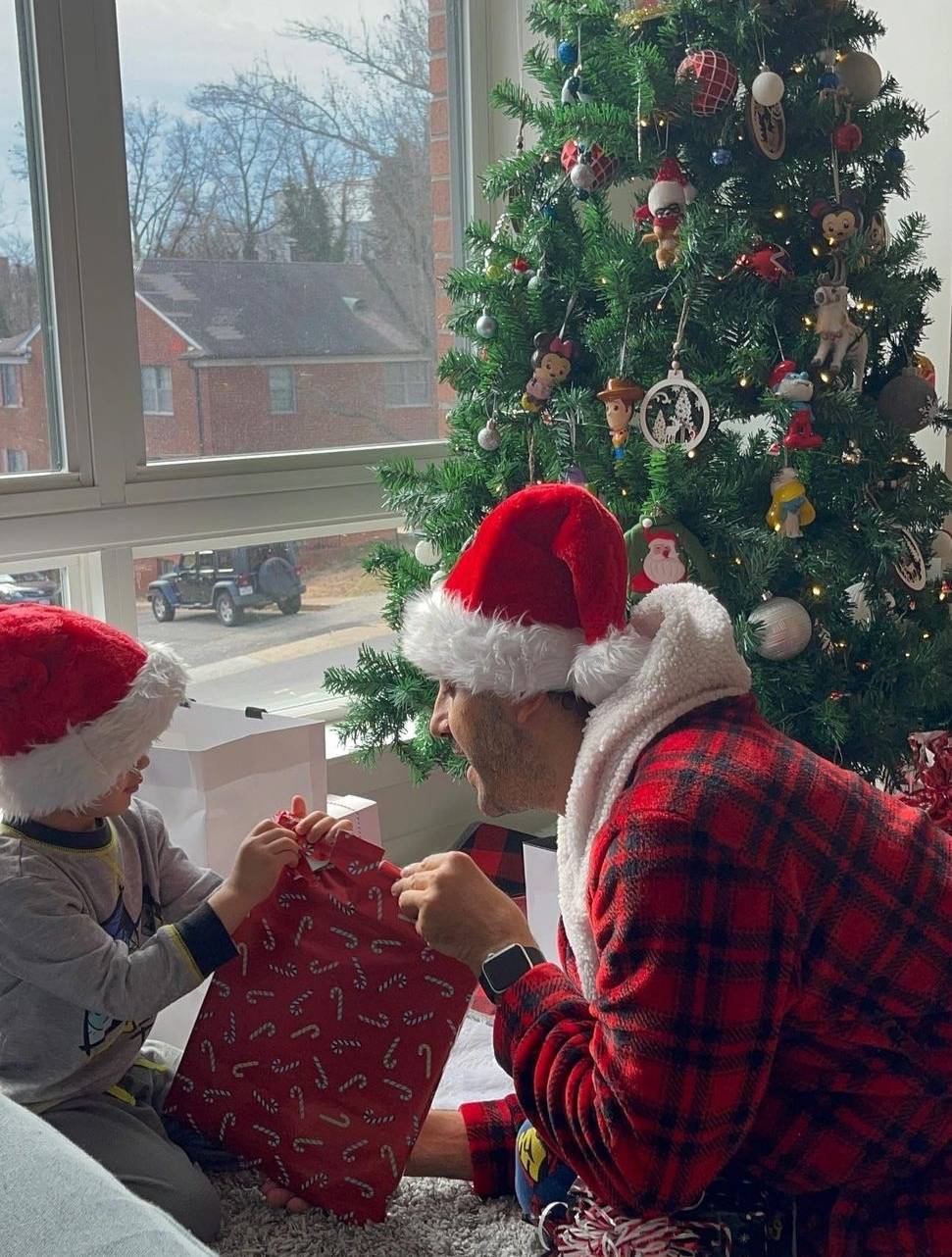 بالفيديو - قصي خولي يكشف للمرة الأولى عن ملامح طفله... هل يشبهه؟