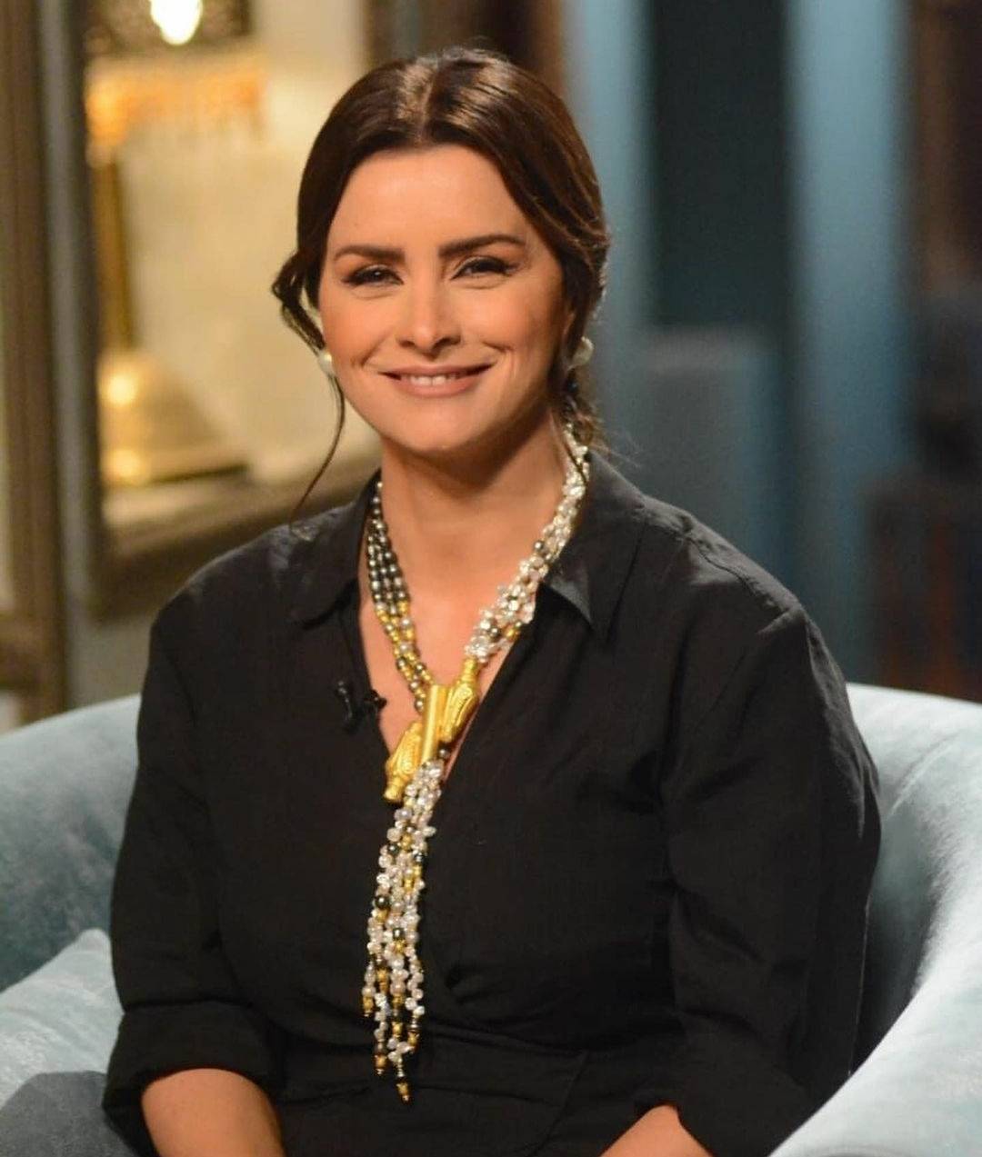 بالصور - نور اللبنانية تأسر القلوب بجمالها الطبيعي من دون تجميل