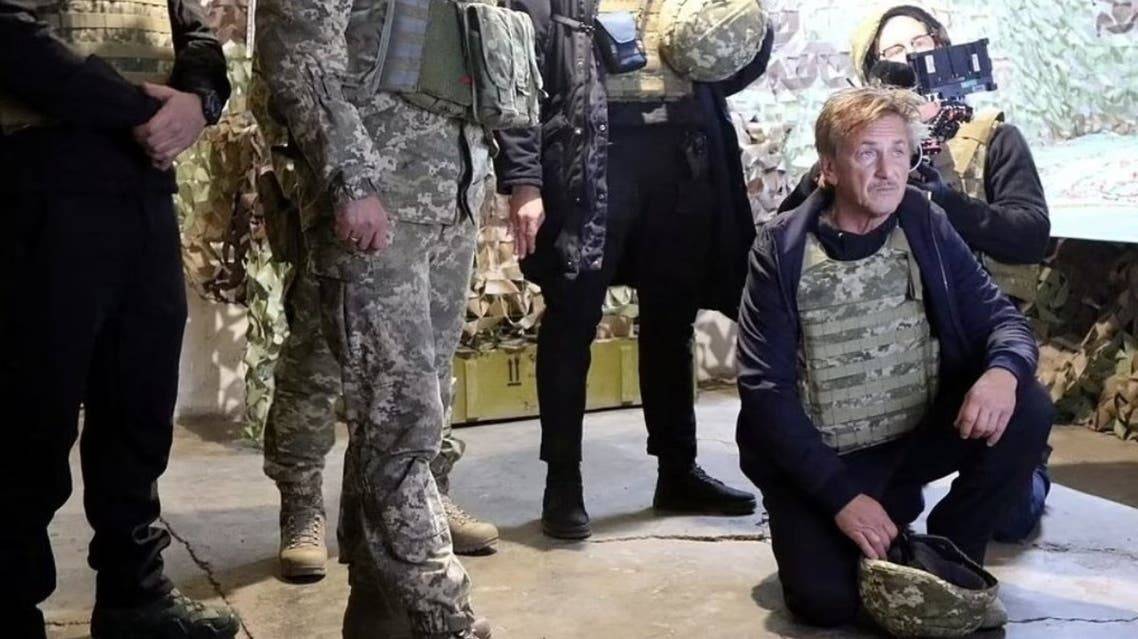 شون بن وسط كييف لصنع وثائقي عن الحرب الروسية الأوكرانية