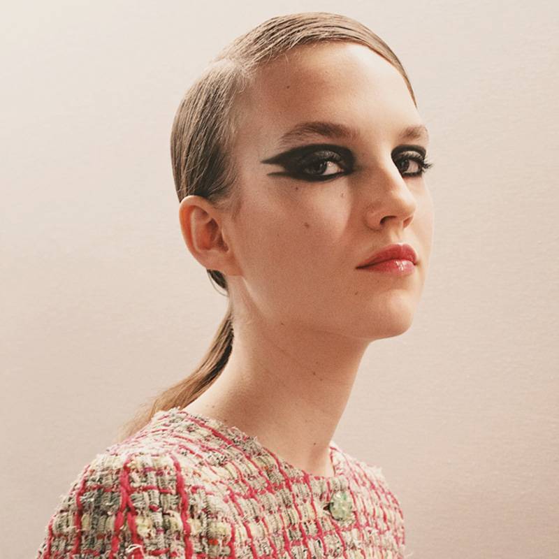 CHANEL BEAUTY  Backstage Haute Couture SS22
خطوة خطوة لمكياج العارضات من شانيل