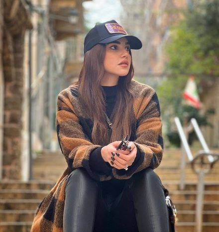 بالصور - بشرة درّة المشرقة محط اهتمام الجمهور... شابة صغيرة