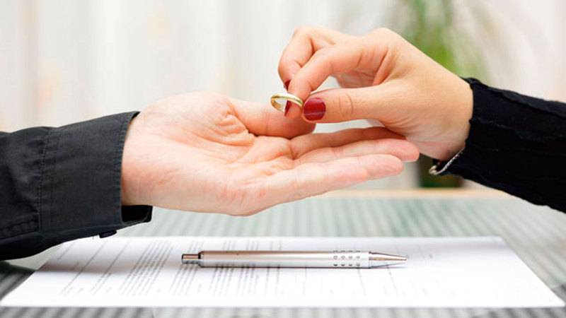 إعلامي شهير يبيع مقتنيات منزله لسداد نفقة زوجته!