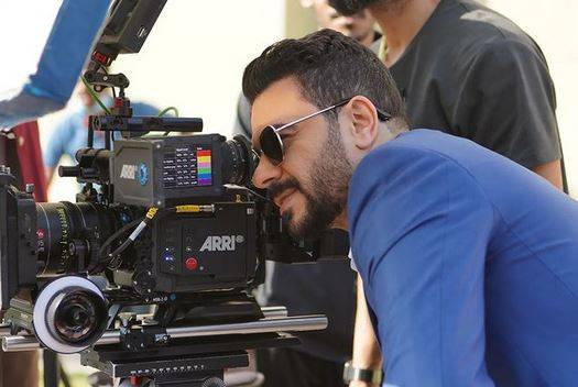 بالفيديو - ممثل مصري يحولّ سيارته إلى محل صغير لبيع المشروبات في الشارع