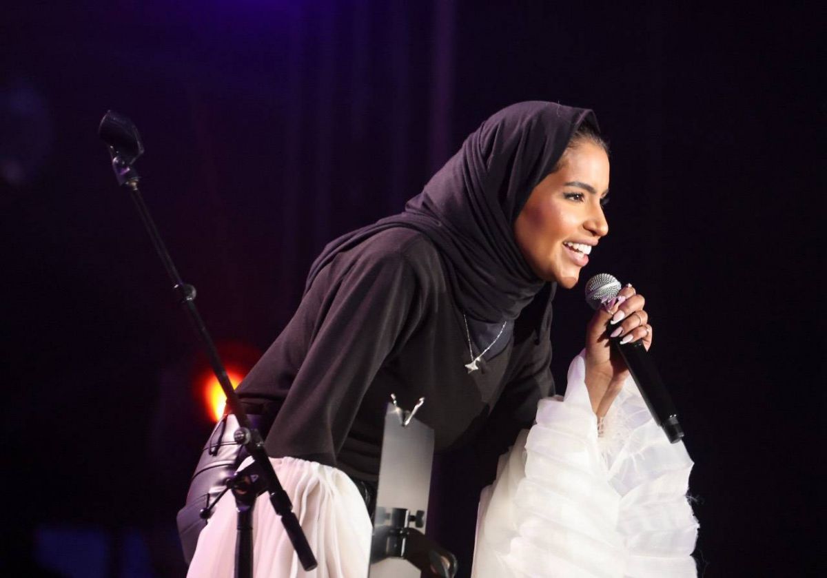 آلاء الهندي بحركات غريبة على المسرح في 