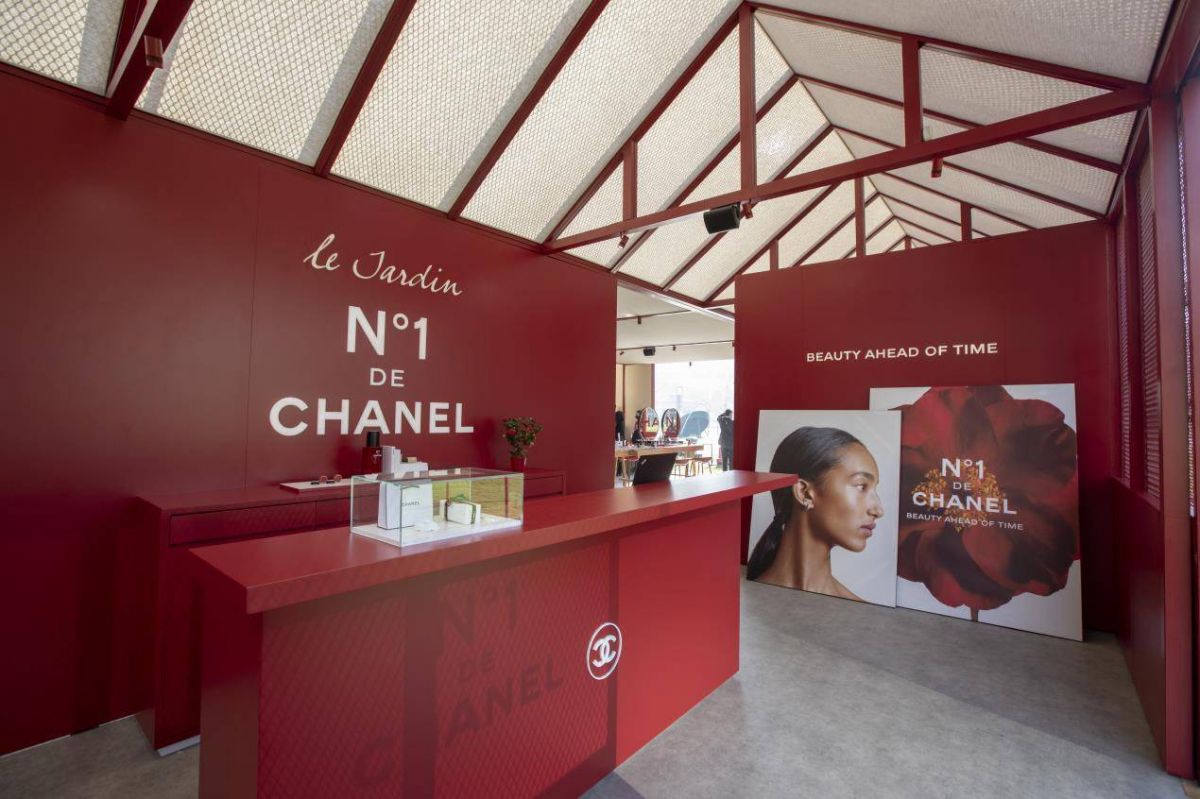 CHANEL تفتتح متجر N°1 DE CHANEL المؤقت في برج بارك