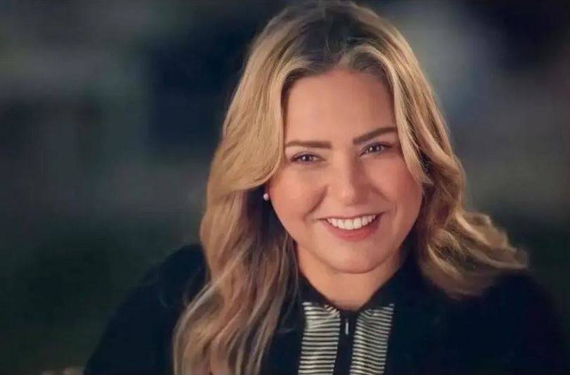 بالفيديو - صابرين تُحدث ضجة برقصها وغنائها في شوارع دبي