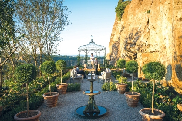 'سيفيتا دي بانيورجيو' الأيطالية: آفاقه أزمنة... تضاريسه تواريخ... وأيامه أحلام!