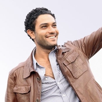 آسر ياسين: خطوبتي شائعة...