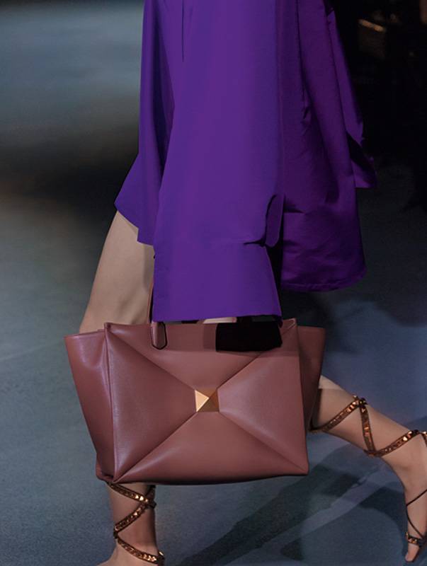 VALENTINO GARAVANI ONE STUD حقيبة الأناقة الفريدة