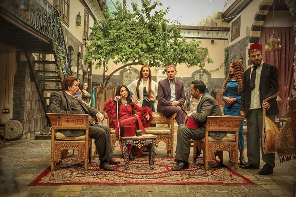 «جوقة عزيزة»: إنتاح ضخم ودراما مشوّقة تتعدّى الاستعراض